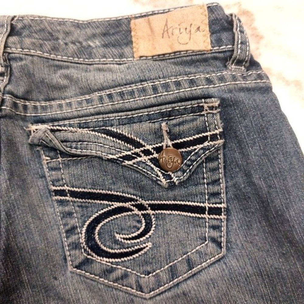 Ariya Capri Jeans Women's 3/4 Juniors Blue Denim Distressed Low Rise 28X24 - Picture 4 of 8